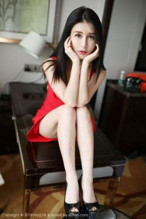 性感女神李七喜衬衫蕾丝撩人姿势