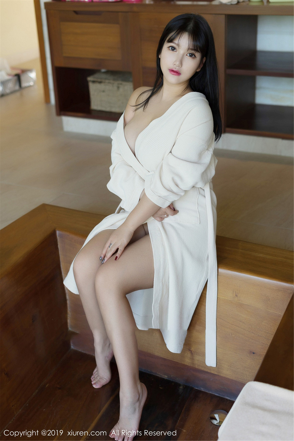 性感尤物小尤奈真空浴袍半脱露傲人豪乳