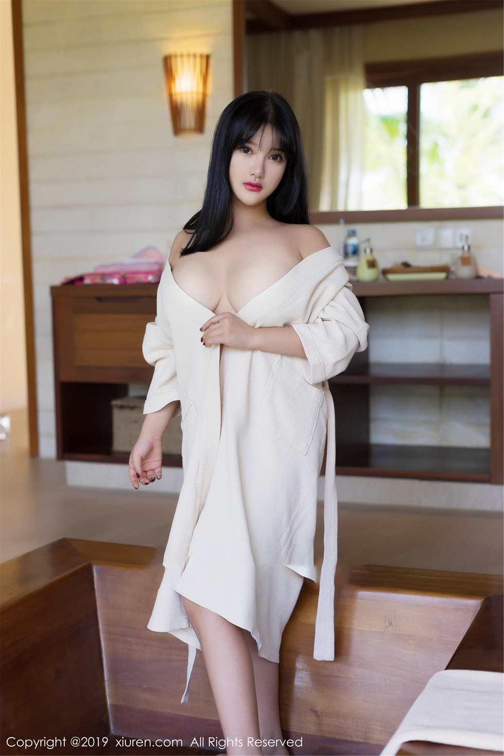 性感尤物小尤奈真空浴袍半脱露傲人豪乳