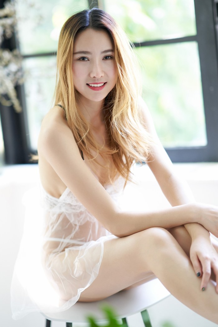 性感人妻梦梦轻纱覆着一对浑圆美乳笑颜如花