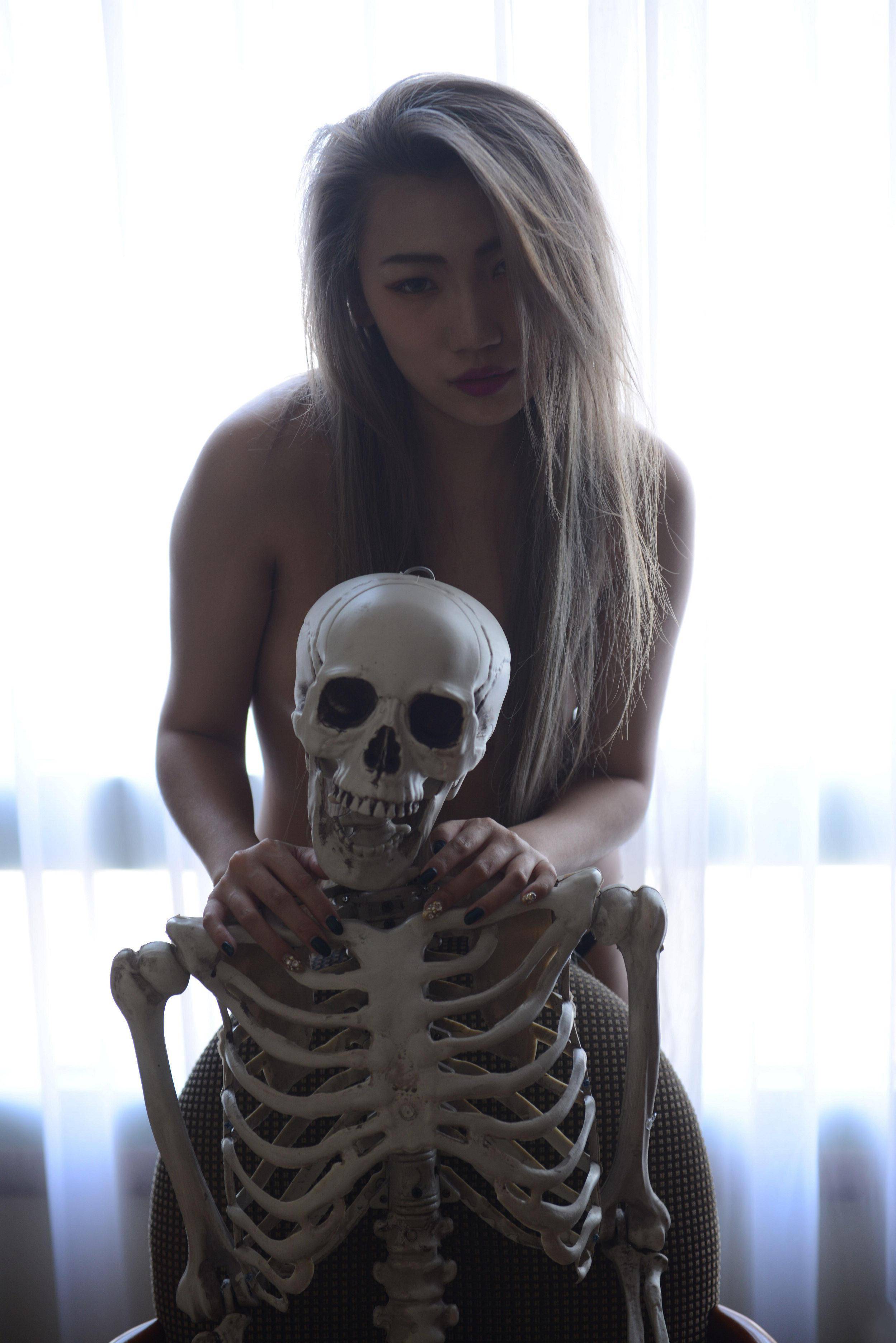 性感美艳香港嫩模希亚创意裸拍