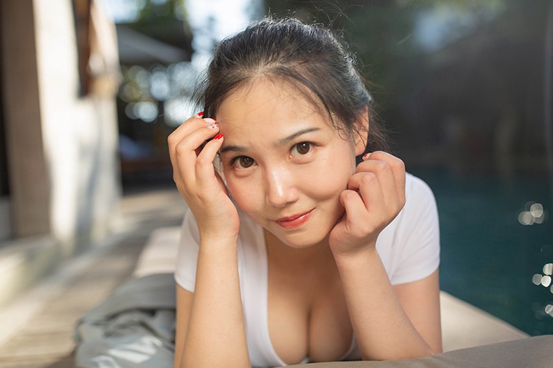 纤纤素人徐微微池边戏水双峰若隐若现