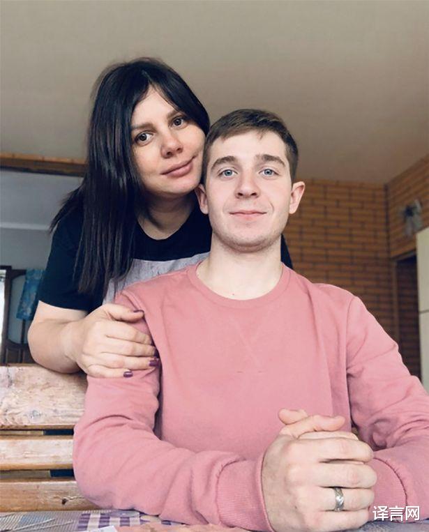 俄35岁网红与21岁继子结婚后怀孕还为他整容?